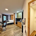 Bijou, Holz, Zentral, Mit Garage Und Pool -cb102-b Lejlighed St. Moritz