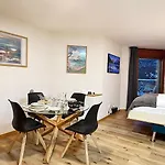Cb102-b - Bijou, Holz, Zentral, Mit Garage Und Pool *