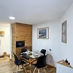 Lejlighed Bijou, Holz, Zentral, Mit Garage Und Pool -cb102-b